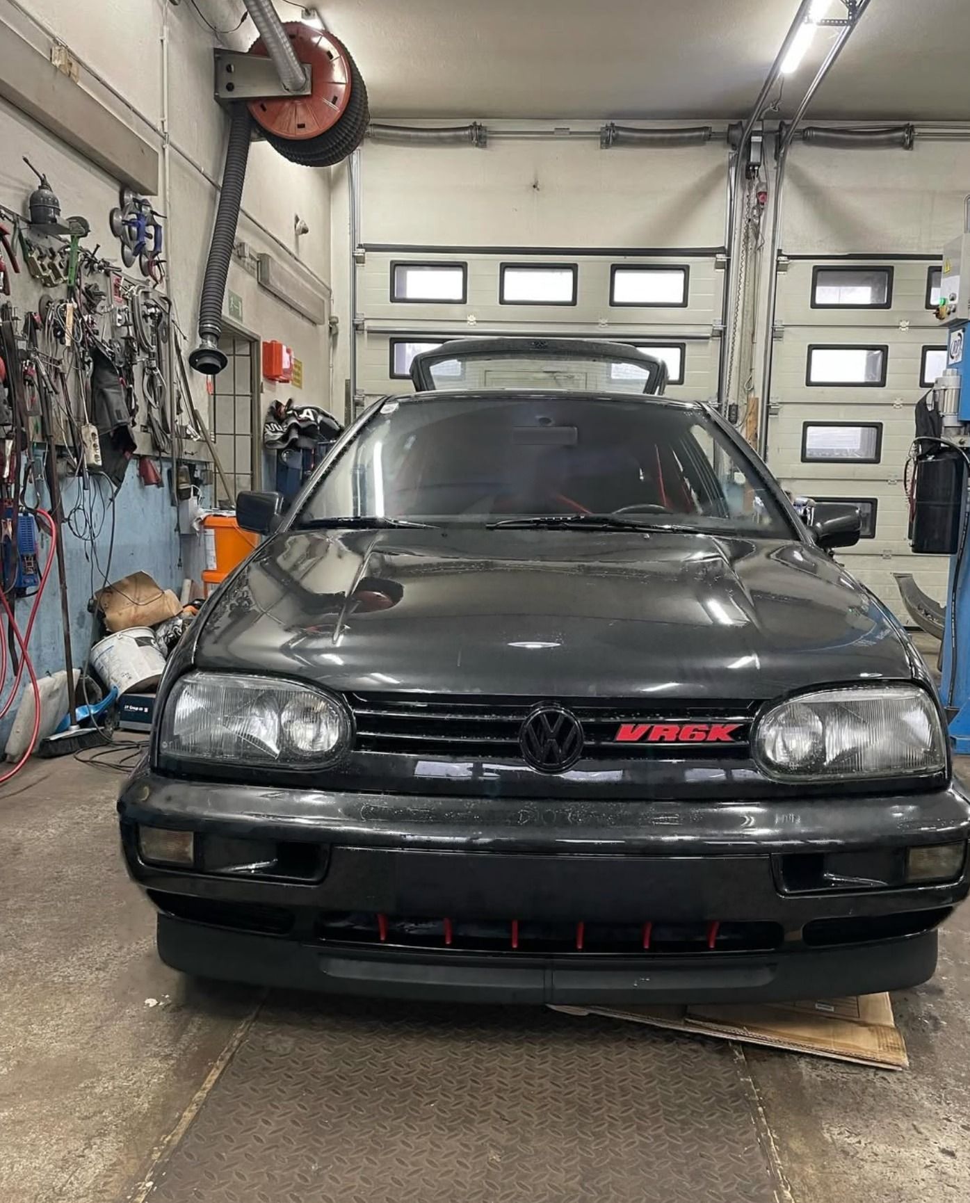 Schwarzer VW Golf 3 VR6 Turbo in der Werkstatthalle