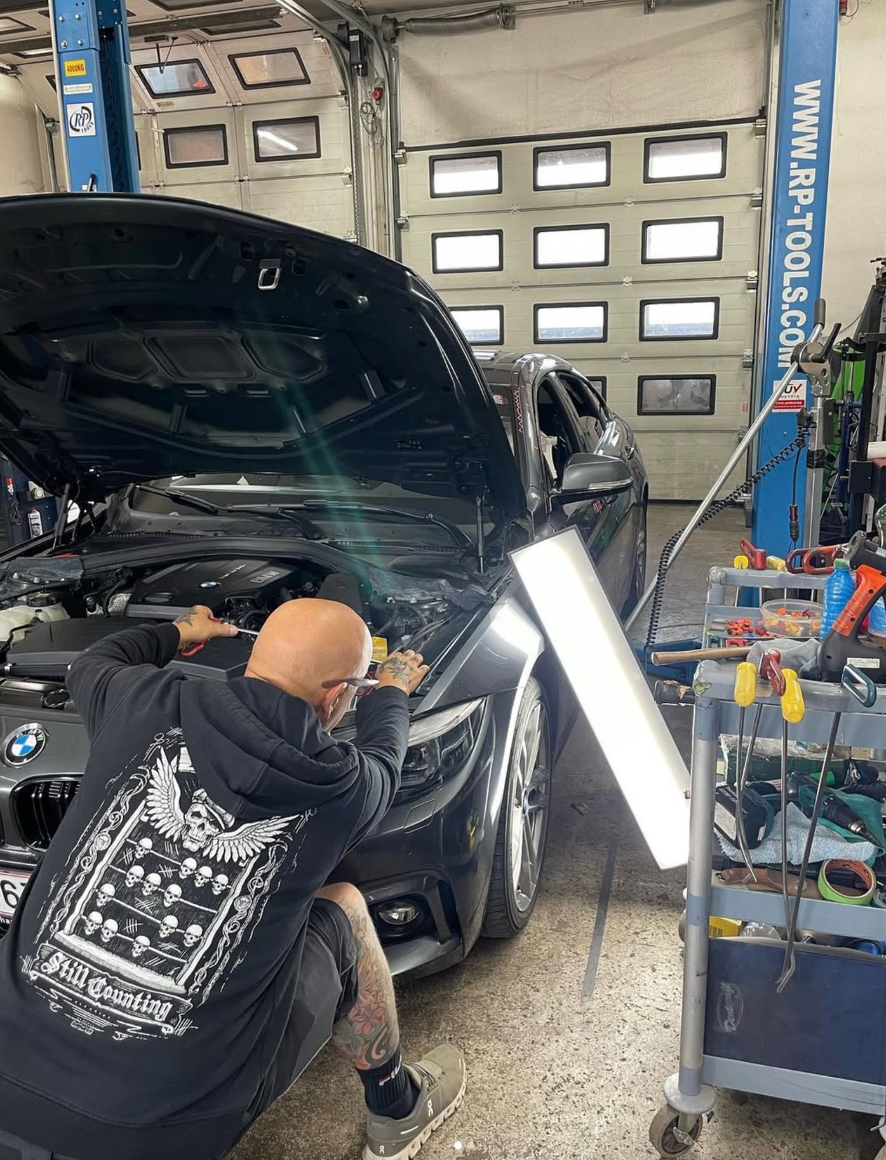 Werkstatthalle des KFZ-Meisterbetriebs Singh in Strau bei Ferlach mit Fahrzeug in Arbeit