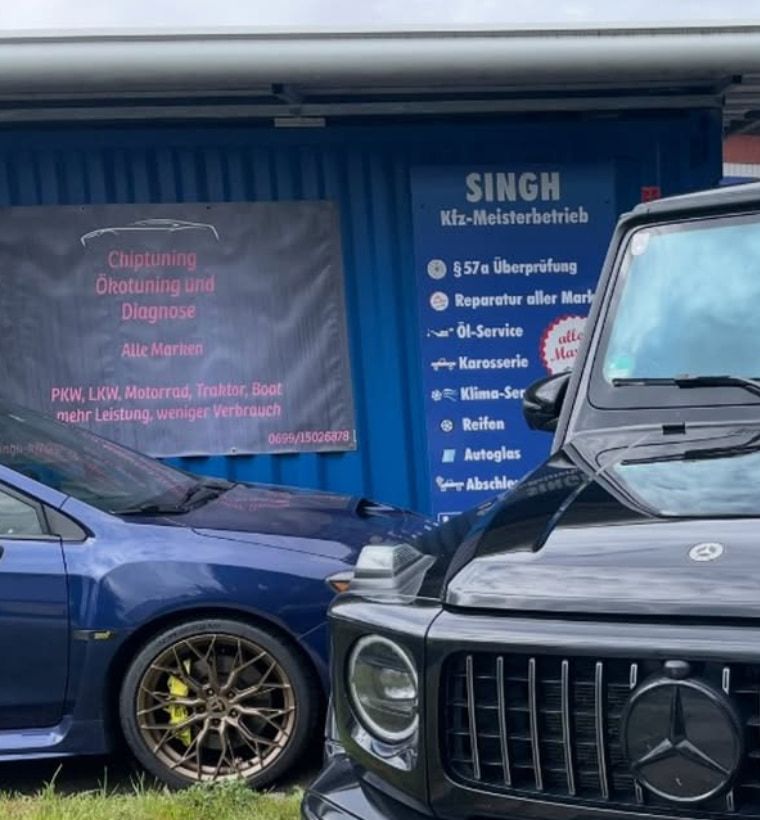 Werkstatt-Container in Strau mit dem Schild „Singh Kfz-Meisterbetrieb“ und der Leistungsübersicht